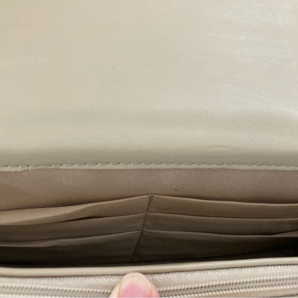 NWOT Badgley Mischka beige vegan leather diamond crossbody purse w/round studs - Picture 6 of 7